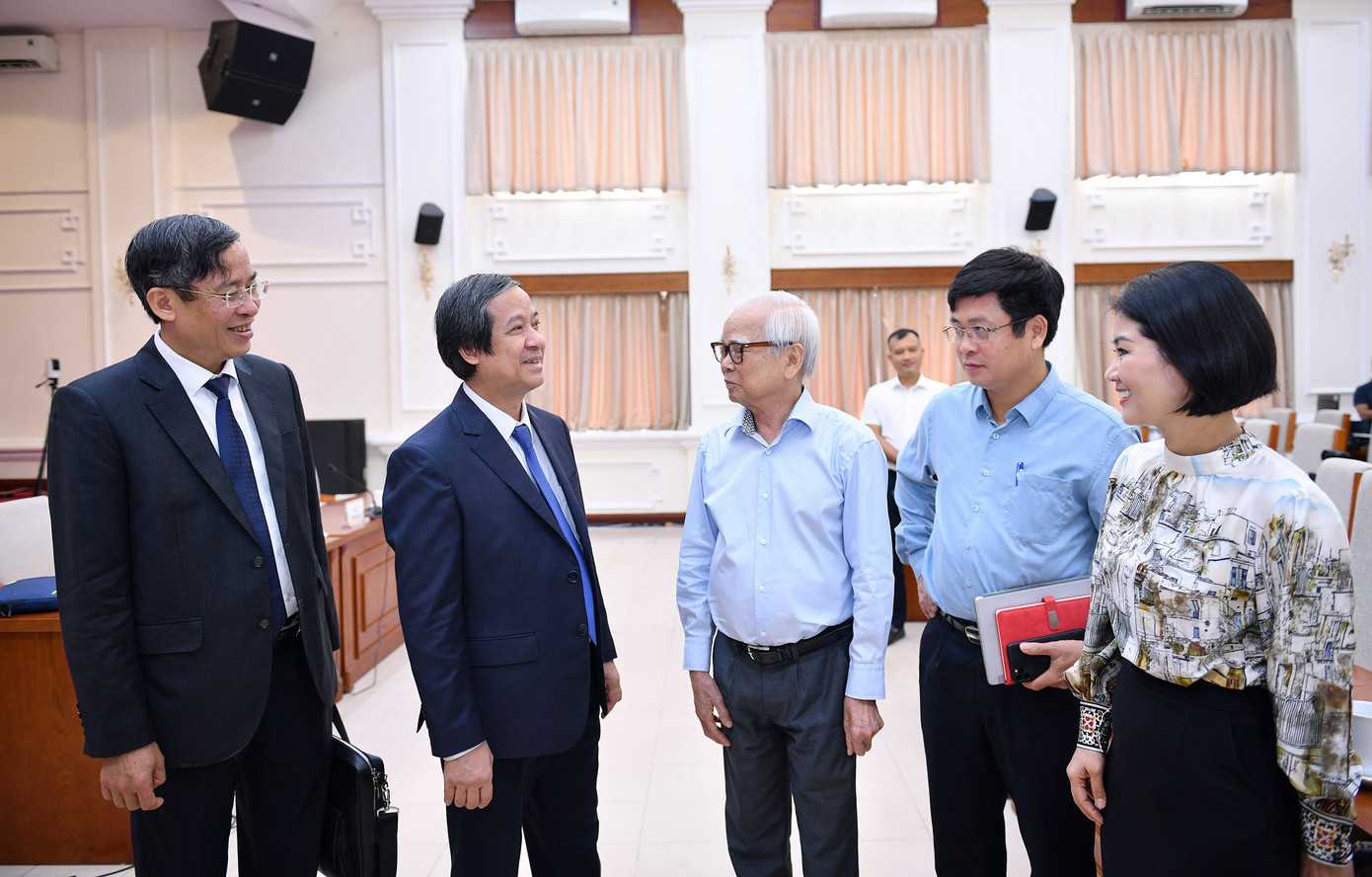 Bộ trưởng Nguyễn Kim Sơn lắng nghe, nắm bắt tâm tư, nguyện vọng của các nhà giáo. Bộ trưởng Nguyễn Kim Sơn lắng nghe, nắm bắt tâm tư, nguyện vọng của các nhà giáo.