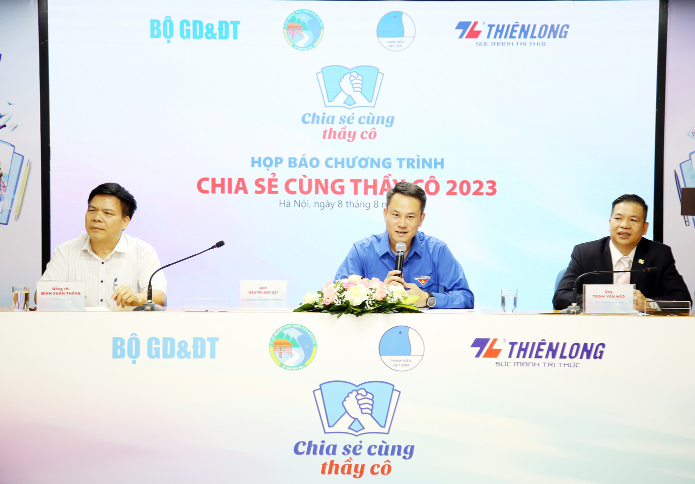 Đại diện Ban Tổ chức trao đổi thông tại chương trình.