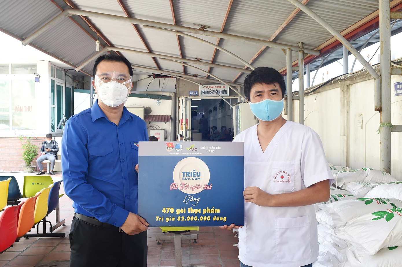 Đại diện T.Ư Hội LHTN Việt Nam trao biển tượng trưng 470 gói thực phẩm trong chương trình. Đại diện T.Ư Hội LHTN Việt Nam trao biển tượng trưng 470 gói thực phẩm trong chương trình.