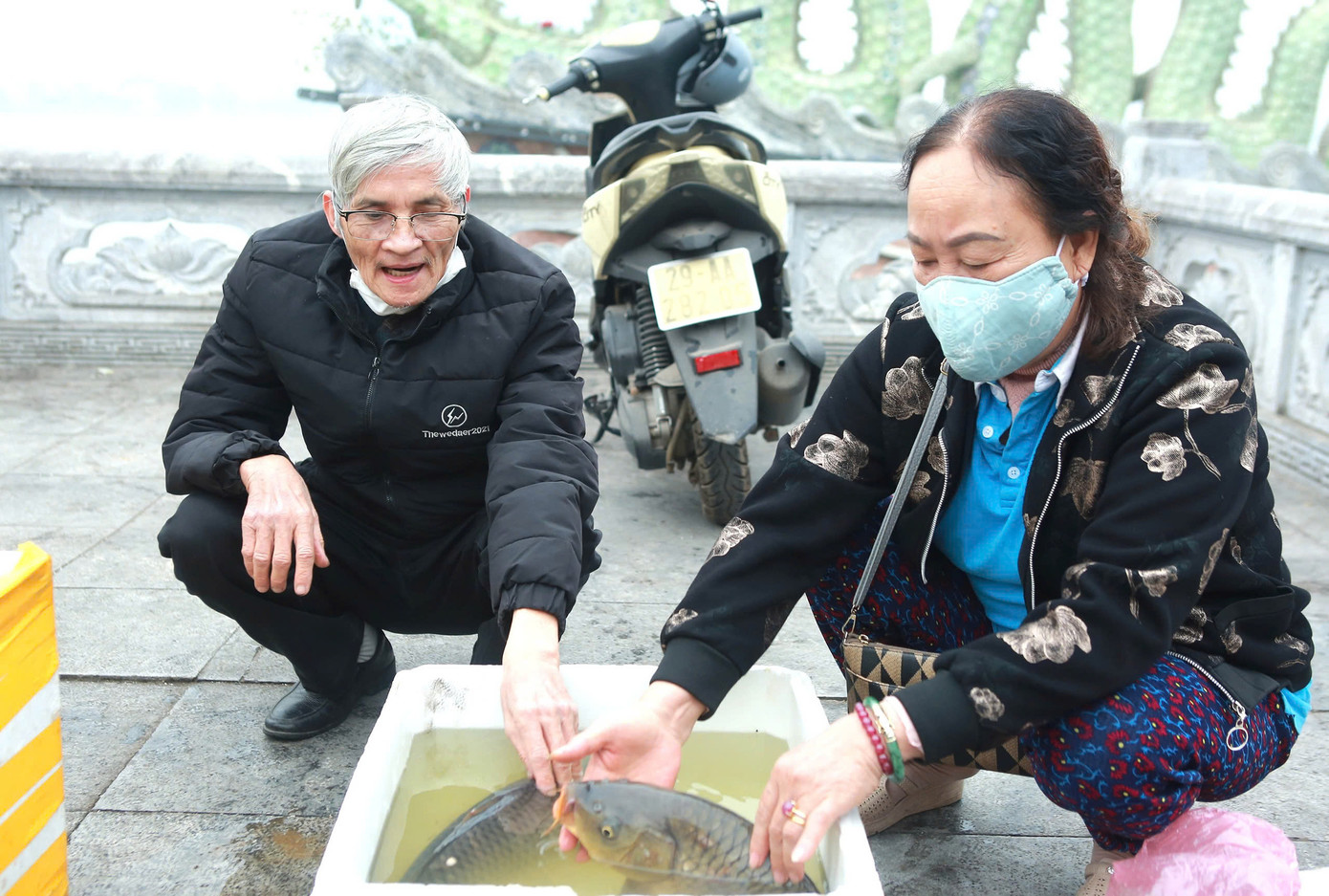 Người dân với những cặp cá đặc biệt. Người dân với những cặp cá đặc biệt.