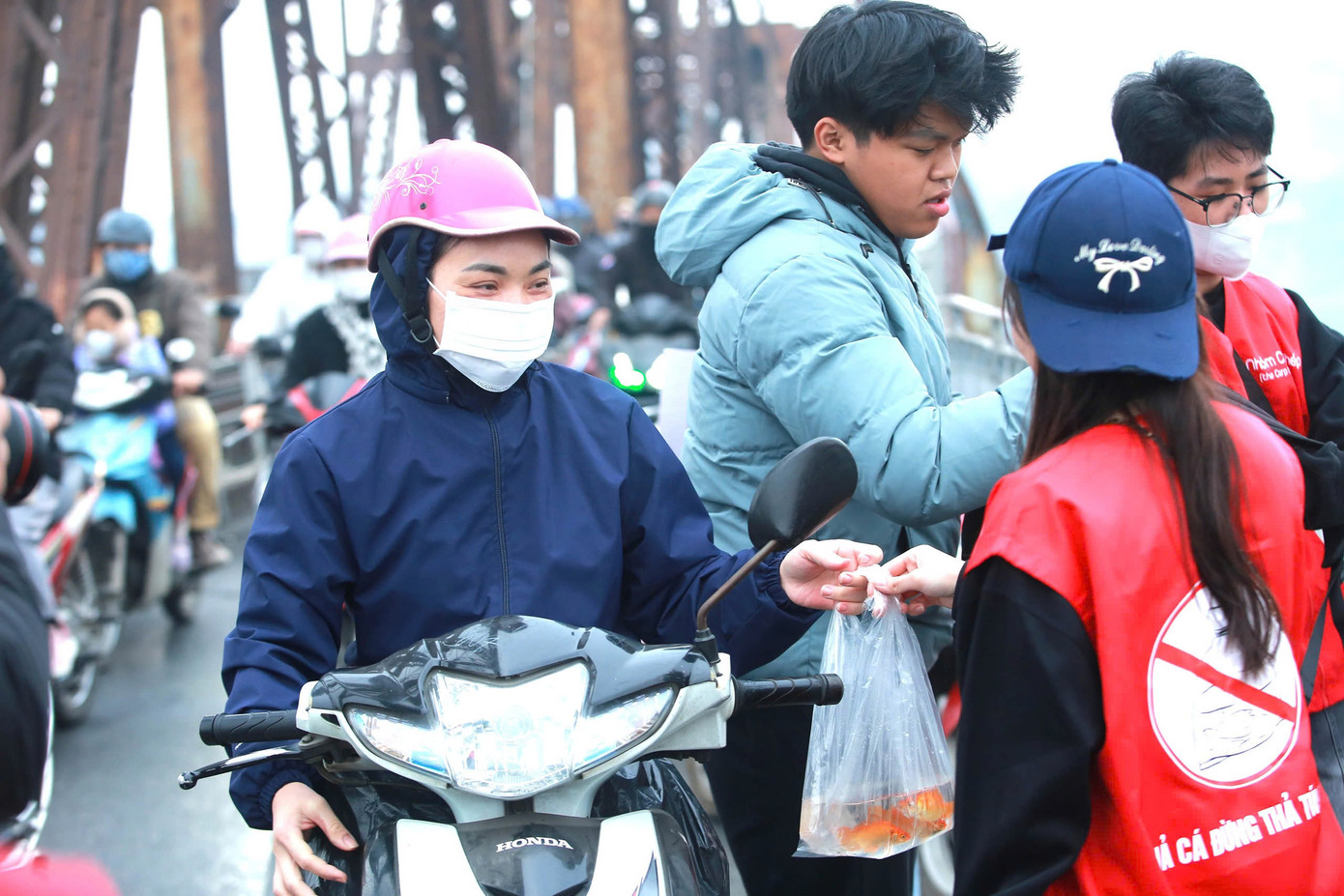 Tình nguyện viên hỗ trợ người dân dịp 23 tháng Chạp. Tình nguyện viên hỗ trợ người dân dịp 23 tháng Chạp.