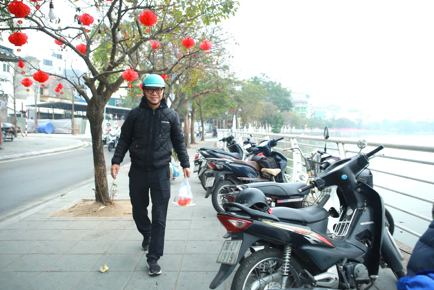 Hình ảnh người dân thả cá dịp 23 tháng Chạp. Hình ảnh người dân thả cá dịp 23 tháng Chạp.