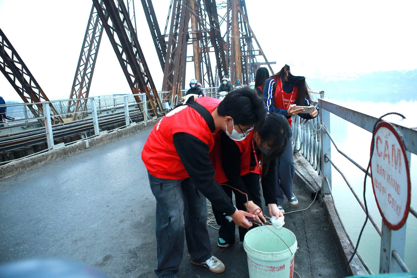 Tình nguyện viên hỗ trợ người dân dịp 23 tháng Chạp. Tình nguyện viên hỗ trợ người dân dịp 23 tháng Chạp.