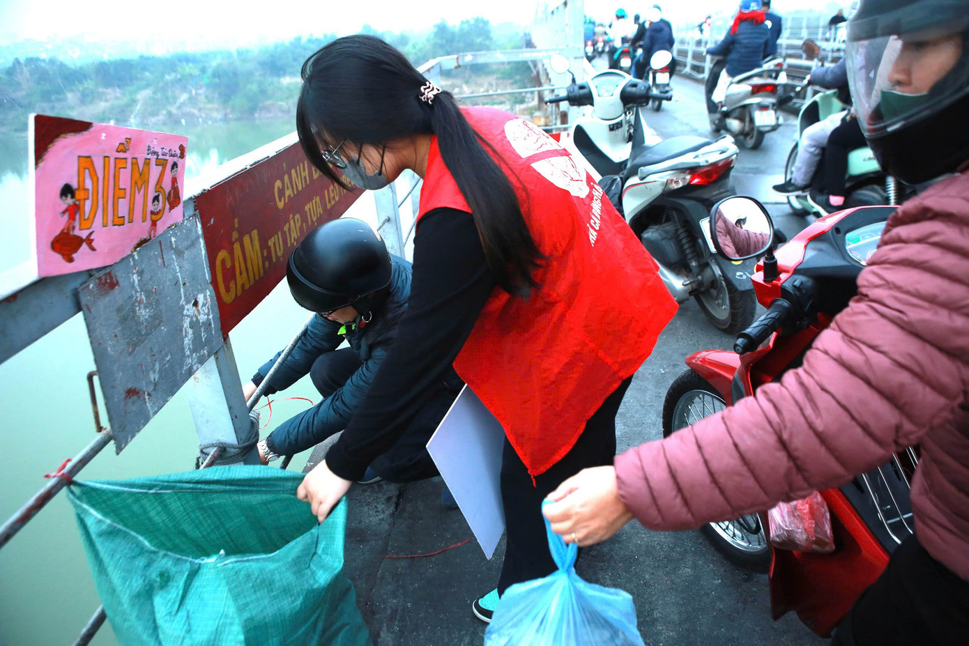 Tình nguyện viên hỗ trợ người dân dịp 23 tháng Chạp. Tình nguyện viên hỗ trợ người dân dịp 23 tháng Chạp.