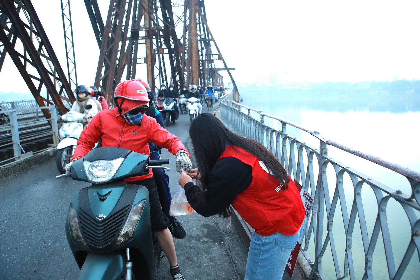 Tình nguyện viên hỗ trợ người dân dịp 23 tháng Chạp. Tình nguyện viên hỗ trợ người dân dịp 23 tháng Chạp.