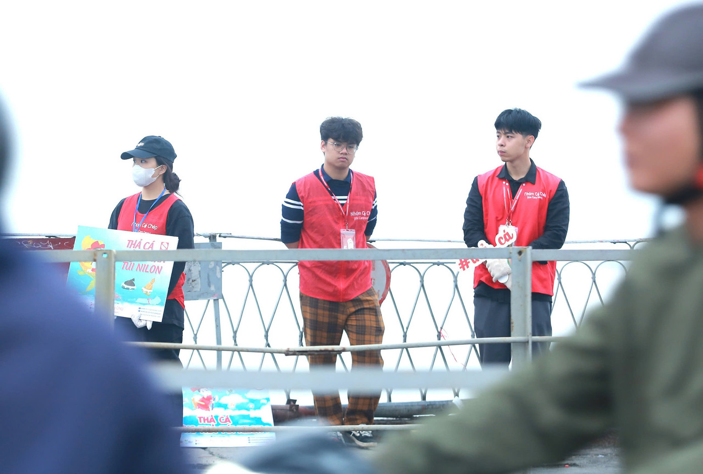 Nhóm tình nguyện mang tên Nhóm Cá Chép hỗ trợ người dân thả cá dịp 23 tháng Chạp. Nhóm tình nguyện mang tên Nhóm Cá Chép hỗ trợ người dân thả cá dịp 23 tháng Chạp.