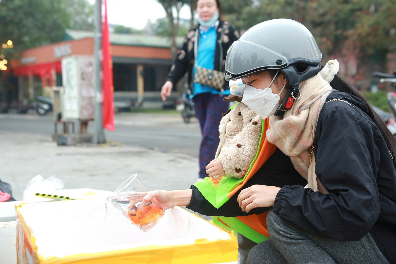 Hình ảnh người dân thả cá dịp 23 tháng Chạp. Hình ảnh người dân thả cá dịp 23 tháng Chạp.