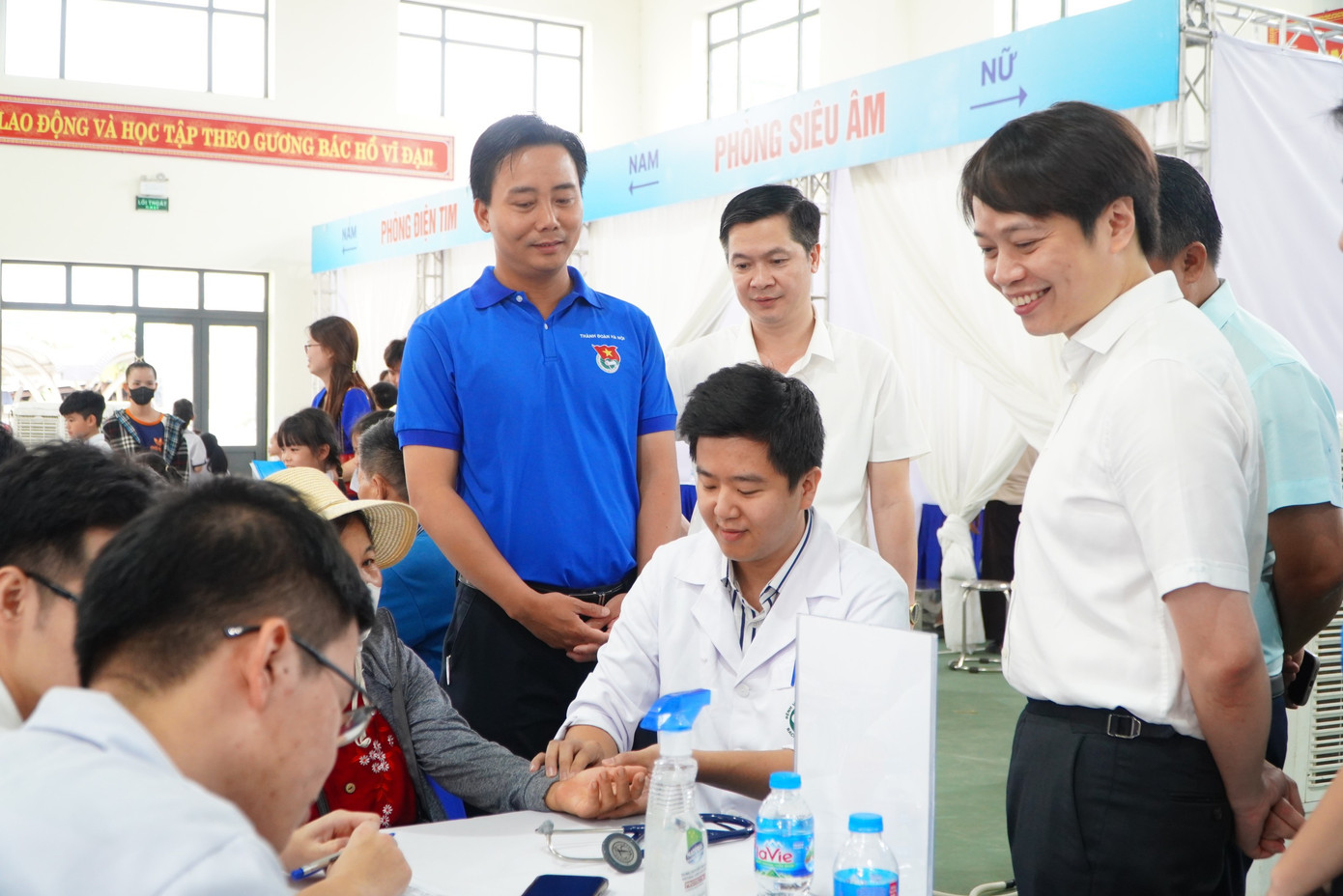 Các đại biểu thăm và động viên các tình nguyện viên tham gia chương trình.