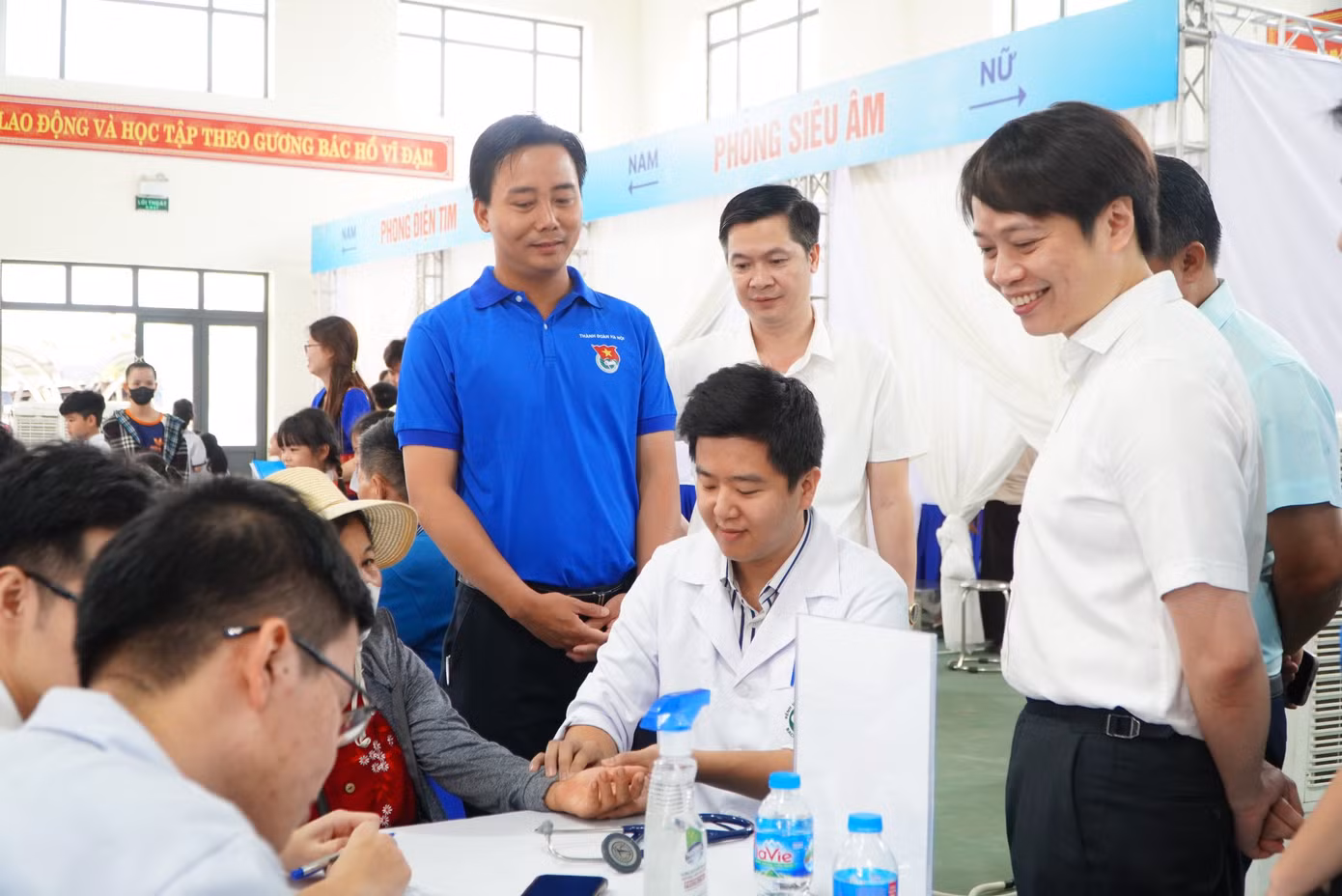 Các đại biểu thăm và động viên các tình nguyện viên tham gia chương trình.