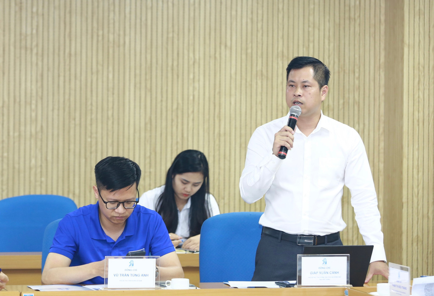 Đại diện Hội Sinh viên tỉnh Bắc Giang, Thái Nguyên góp ý tại Hội nghị.