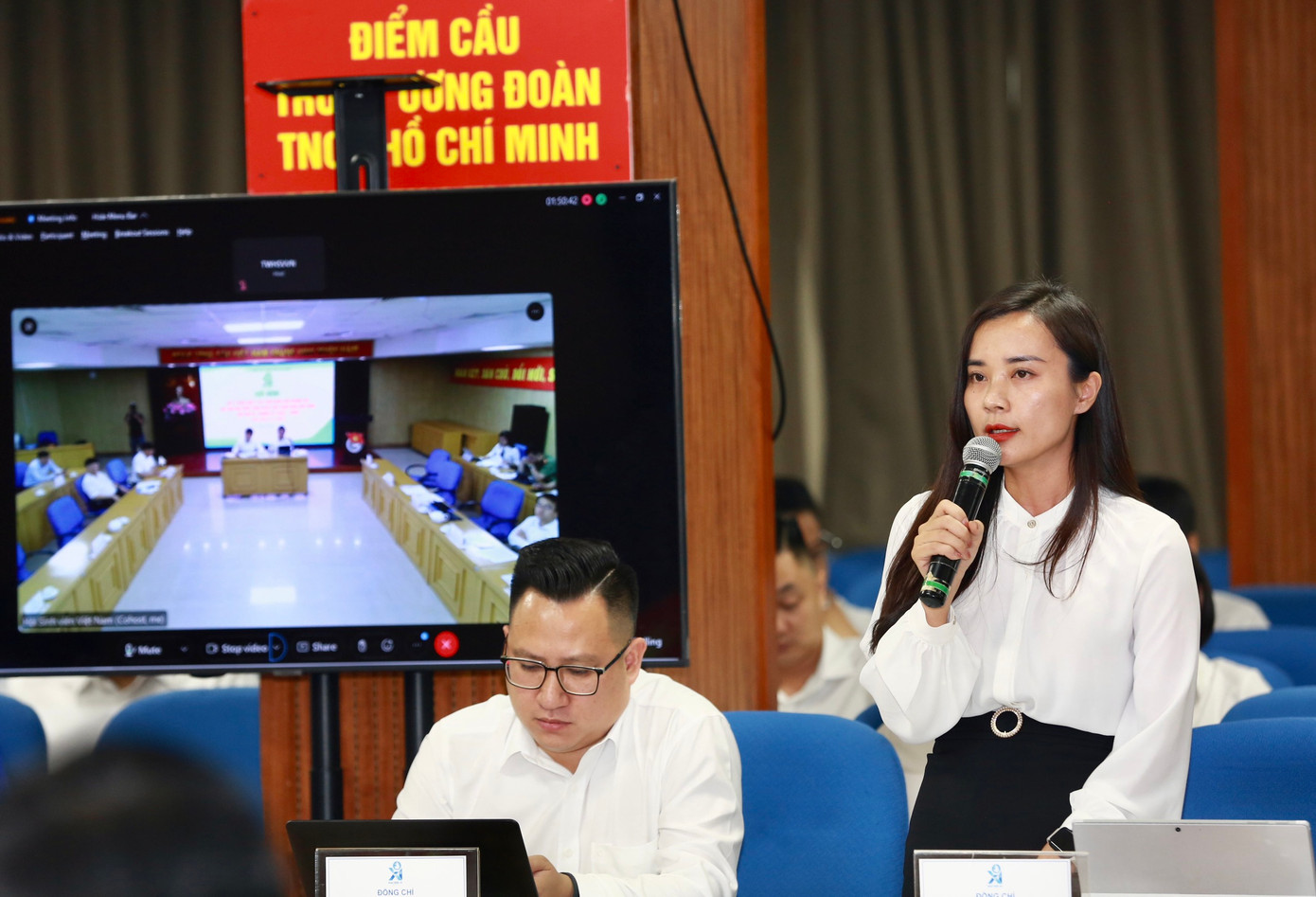 Các đại biểu góp ý tại Hội nghị.