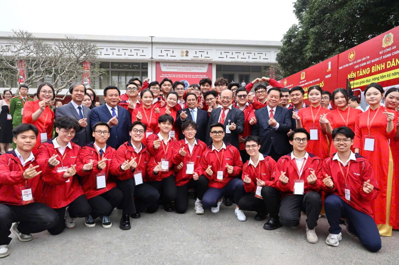 Phát động phong trào ‘Bình dân học vụ số’ và ra mắt nền tảng đào tạo quốc gia.