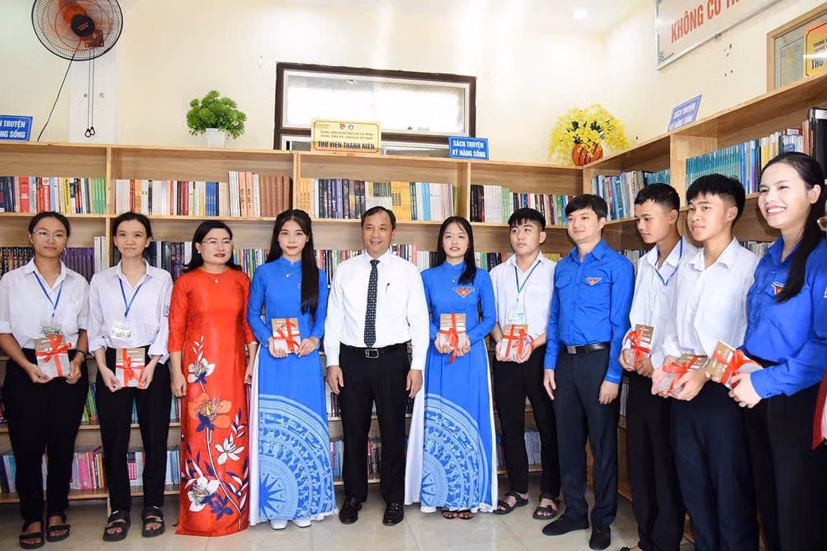 Nhân dịp này T.Ư Đoàn, T.Ư Hội Sinh viên Việt Nam trao tặng học bổng 'Tiếp sức đến trường' cho học sinh trường THPT Lý Tự Trọng (Hà Tĩnh).