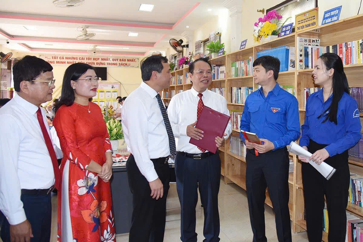 Lãnh đạo Tỉnh uỷ và T.Ư Đoàn, T,Ư Hội Sinh viên Việt Nam tham dự Lễ khai giảng năm học mới.