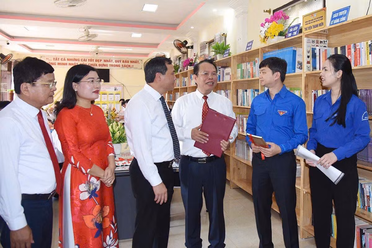 Lãnh đạo Tỉnh uỷ và T.Ư Đoàn, T,Ư Hội Sinh viên Việt Nam tham dự Lễ khai giảng năm học mới.