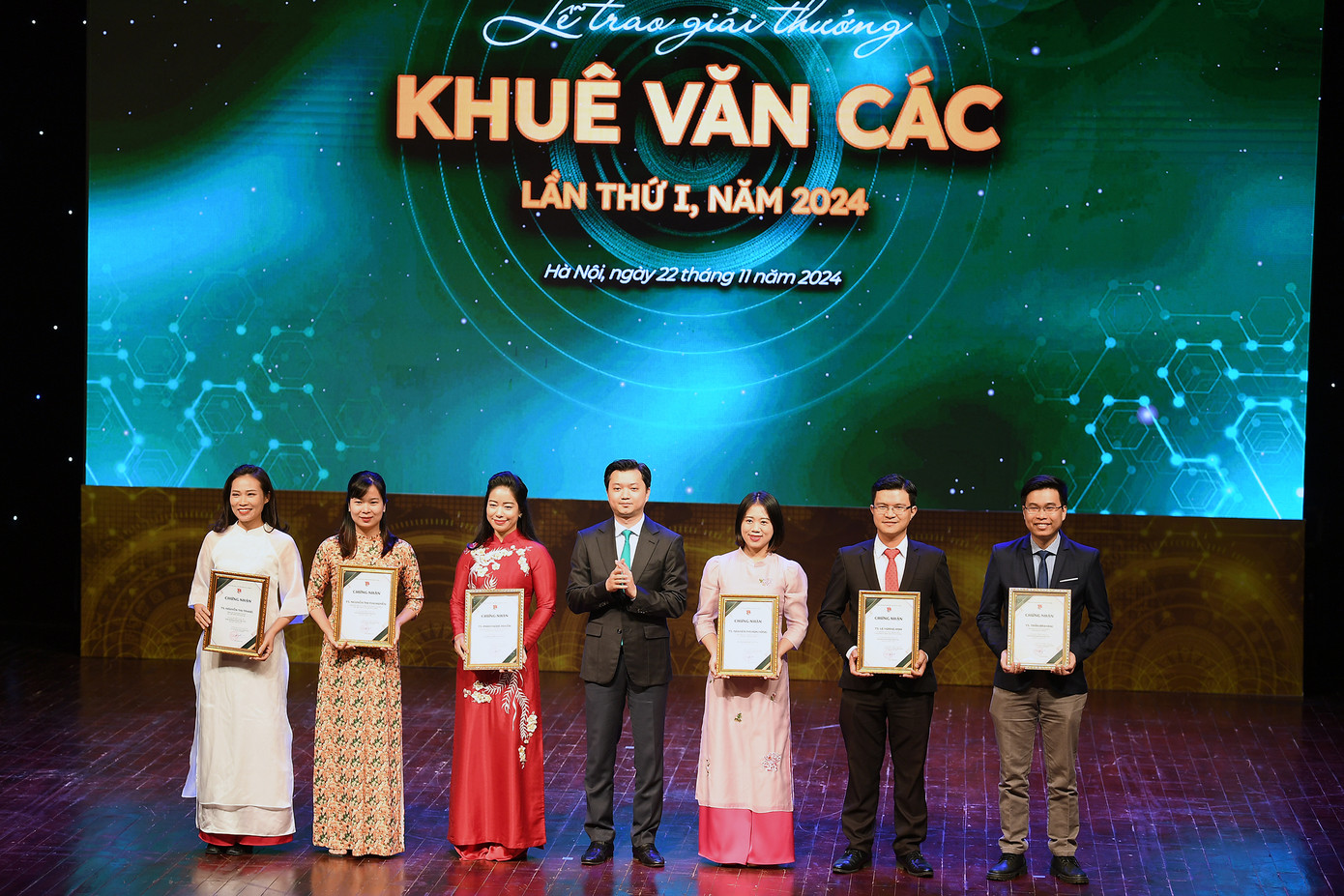 Anh Nguyễn Minh Triết trao giấy chứng nhận cho các nhà khoa học trẻ triển vọng tại chương trình. Anh Nguyễn Minh Triết trao giấy chứng nhận cho các nhà khoa học trẻ triển vọng tại chương trình.