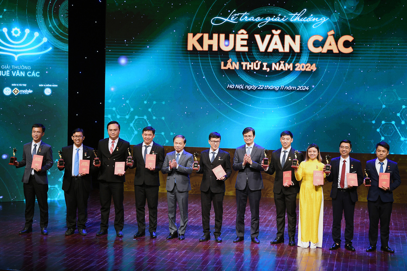 9 nhà khoa học trẻ xuất sắc đã được vinh danh và nhận Giải thưởng 'Khuê Văn Các' lần đầu tiên. 9 nhà khoa học trẻ xuất sắc đã được vinh danh và nhận Giải thưởng 'Khuê Văn Các' lần đầu tiên.