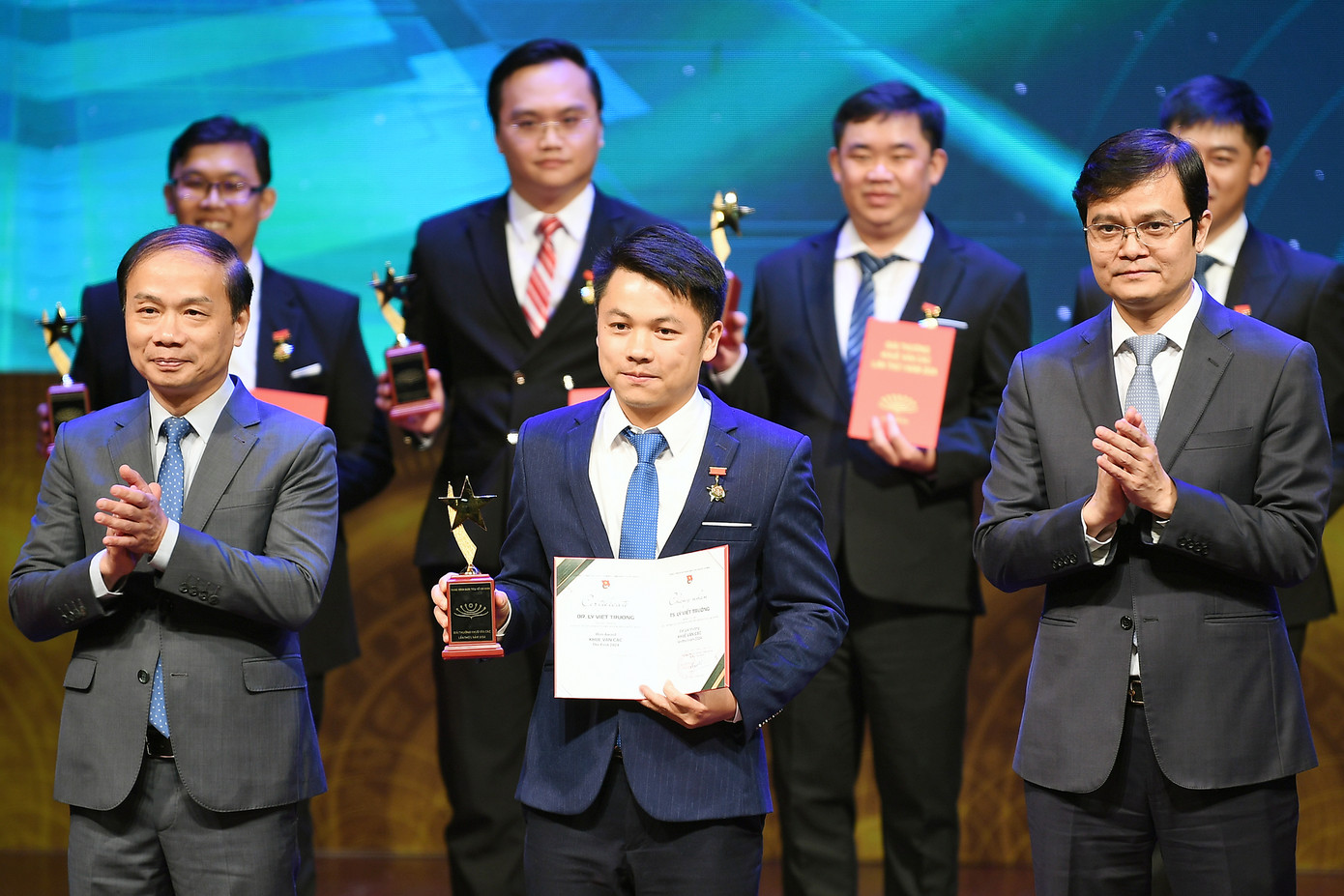 Ông Phạm Tất Thắng và anh Bùi Quang Huy vinh danh các nhà khoa học trẻ nhận Giải thưởng 'Khuê Văn Các'. Ông Phạm Tất Thắng và anh Bùi Quang Huy vinh danh các nhà khoa học trẻ nhận Giải thưởng 'Khuê Văn Các'.