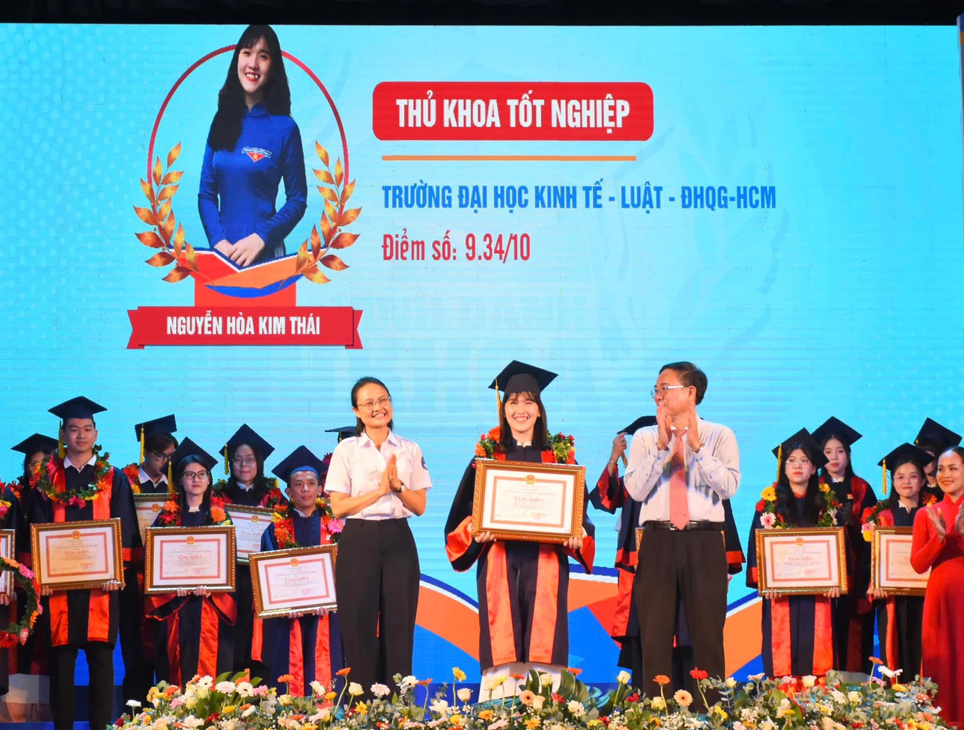 Kim Thái tốt nghiệp thủ khoa đầu ra trường ĐH Kinh tế - Luật (ĐHQG TP. HCM). Kim Thái tốt nghiệp thủ khoa đầu ra trường ĐH Kinh tế - Luật (ĐHQG TP. HCM).