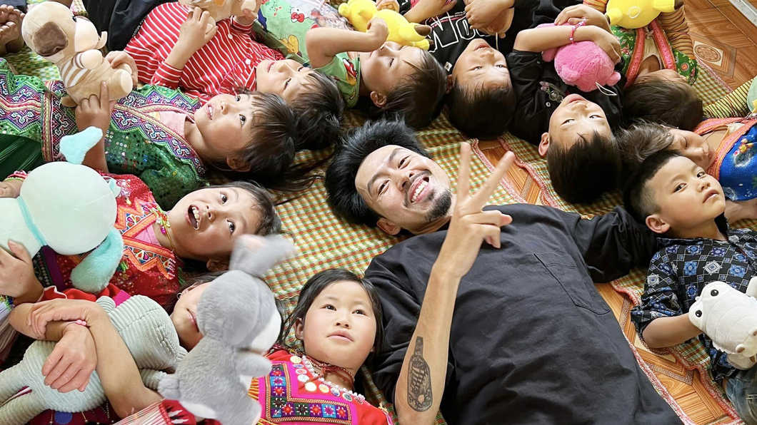 Ca sĩ Đen Vâu là một trong những gương mặt được nhận Giải thưởng Tình nguyện Quốc gia năm 2023.