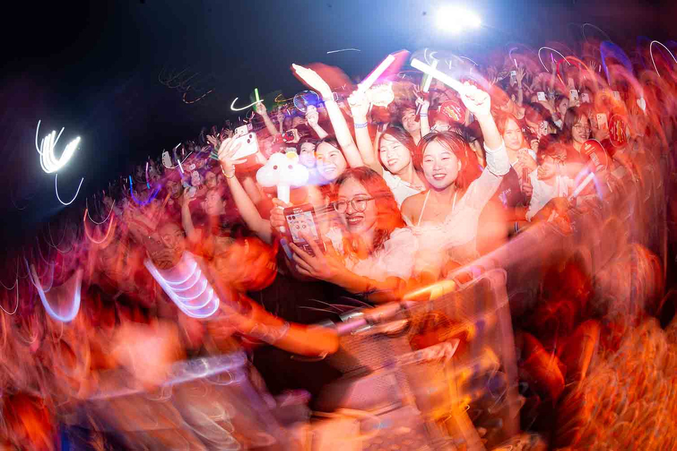 Gần 15.000 khán giả tham dự lễ hội âm nhạc Colorstorm 2025 tại Đại học Phenikaa. Ảnh: BTC