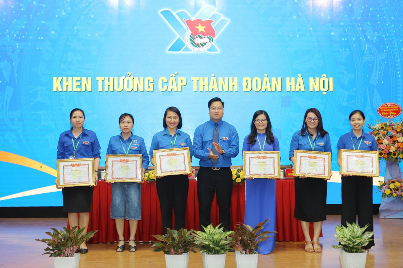 Thành Đoàn Hà Nội tặng bằng khen cho tập thể, cá nhân Học viện Nông nghiệp Việt Nam. Thành Đoàn Hà Nội tặng bằng khen cho tập thể, cá nhân Học viện Nông nghiệp Việt Nam.