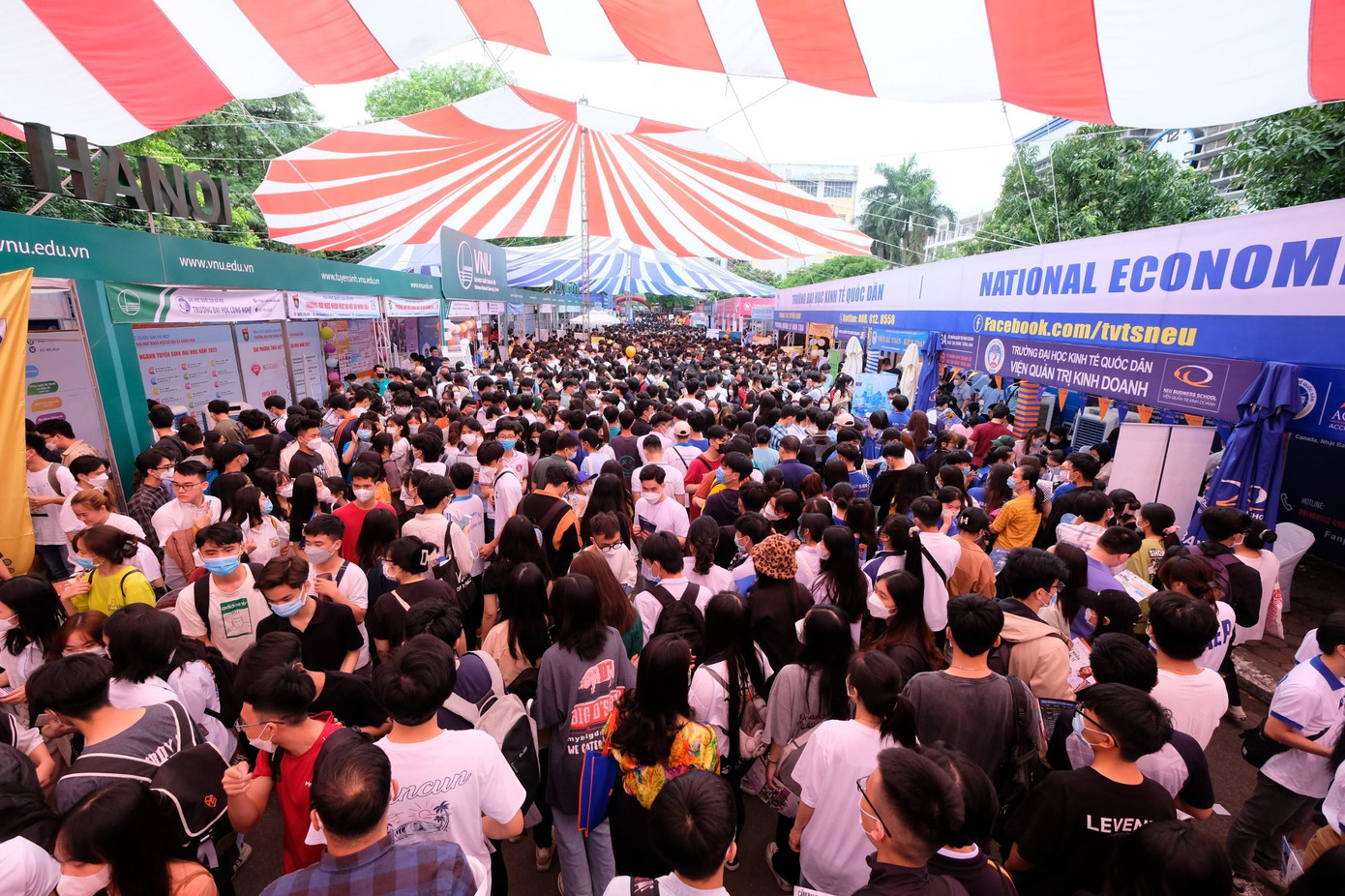 Đến Ngày hội không chỉ có học sinh của Hà Nội mà còn nhiều học sinh lớp 12 và phụ huynh ở các địa phương khác. Đến Ngày hội không chỉ có học sinh của Hà Nội mà còn nhiều học sinh lớp 12 và phụ huynh ở các địa phương khác.