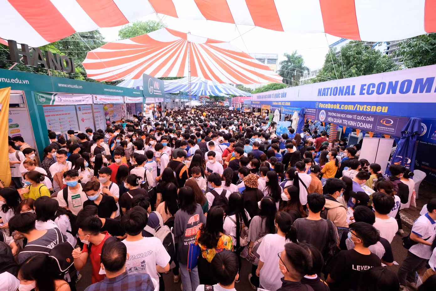 Đến Ngày hội không chỉ có học sinh của Hà Nội mà còn nhiều học sinh lớp 12 và phụ huynh ở các địa phương khác.