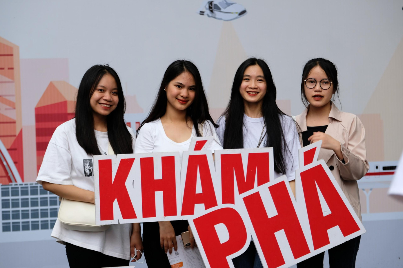 Bạn trẻ tìm hiểu thông tin tại Ngày hội tư vấn tuyển sinh - hướng nghiệp ở Hà Nội. Bạn trẻ tìm hiểu thông tin tại Ngày hội tư vấn tuyển sinh - hướng nghiệp ở Hà Nội.