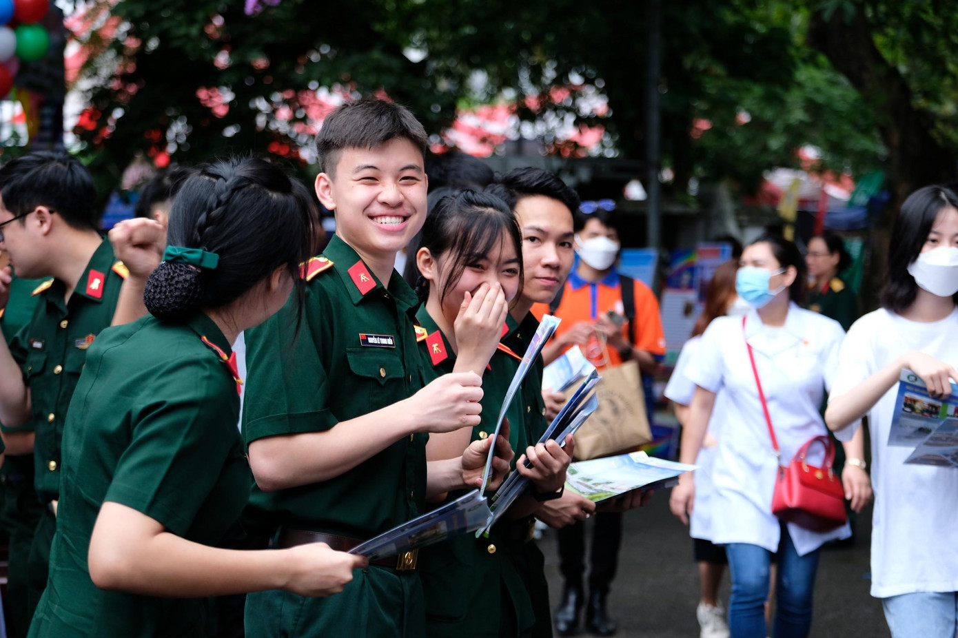 Ước tính có khoảng 8.000-10.000 thí sinh, phụ huynh tại Hà Nội và nhiều tỉnh phía Bắc tham dự ngày hội. Ước tính có khoảng 8.000-10.000 thí sinh, phụ huynh tại Hà Nội và nhiều tỉnh phía Bắc tham dự ngày hội.