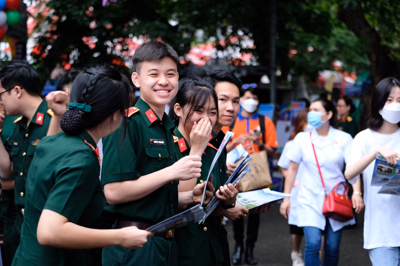Ước tính có khoảng 8.000-10.000 thí sinh, phụ huynh tại Hà Nội và nhiều tỉnh phía Bắc tham dự ngày hội.