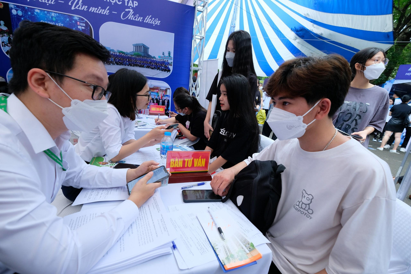 Các thí sinh được ban tuyển sinh các trường ĐH, CĐ tư vấn tại ngày hội. Các thí sinh được ban tuyển sinh các trường ĐH, CĐ tư vấn tại ngày hội.