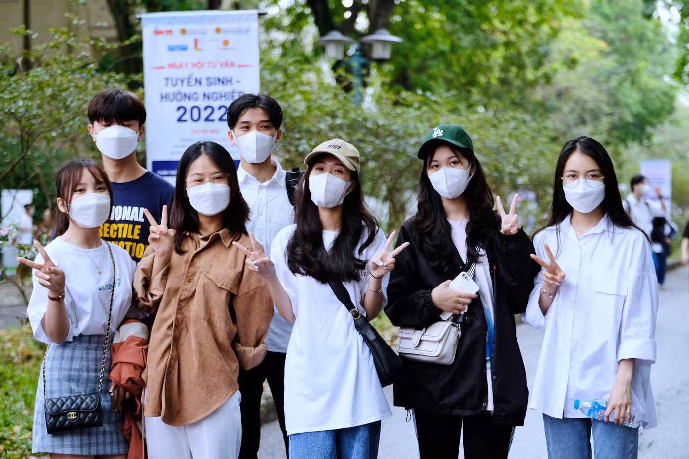 Hàng nghìn học sinh đang học tại các trường THPT tham dự Ngày hội.