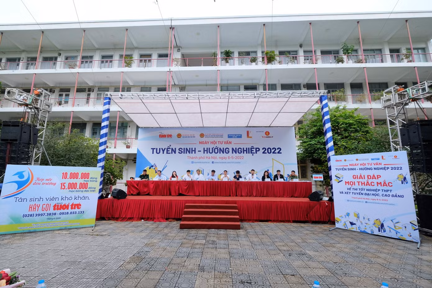 Ngày hội Tư vấn tuyển sinh - hướng nghiệp 2022 diễn ra tại trường ĐH Bách khoa Hà Nội, ngày 8/5 thu hút gần 100 trường đại học, cao đẳng.