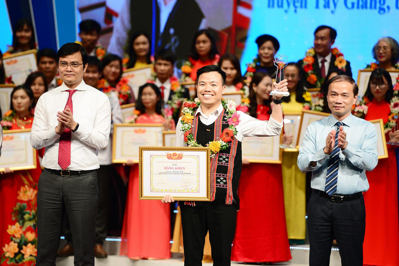 Ông Phạm Tất Thắng, Ủy viên T.Ư Đảng, Phó Trưởng Ban thường trực Ban Dân vận T.Ư và anh Bùi Quang Huy, Ủy viên dự khuyết T.Ư Đảng, Bí thư thứ nhất T.Ư trao bằng khen cho các thầy cô, giáo. Ảnh: DƯƠNG TRIỀU