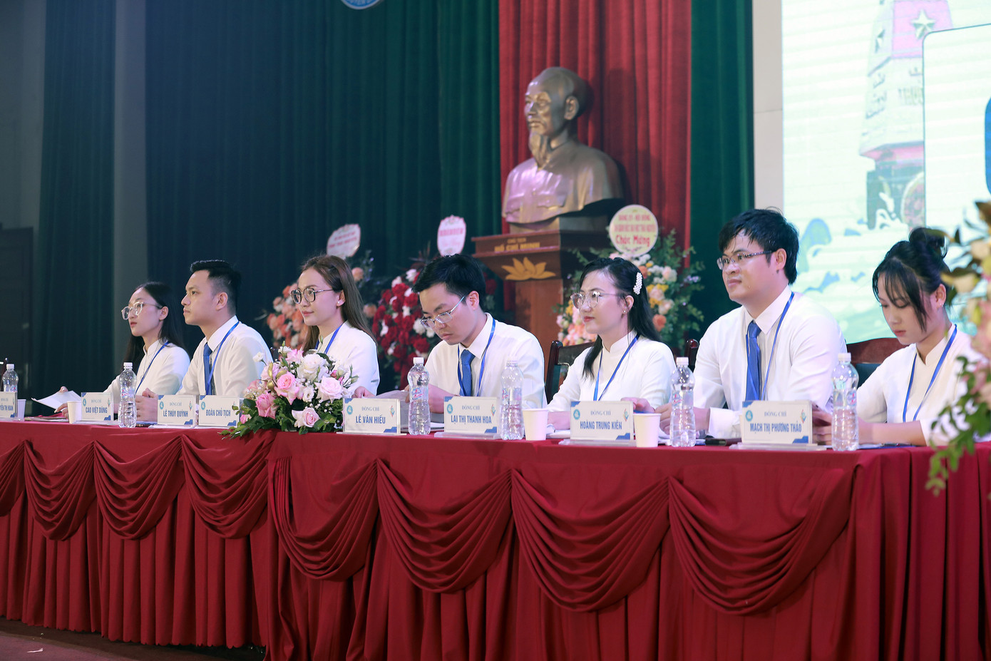 Đoàn Chủ tịch Đại hội.