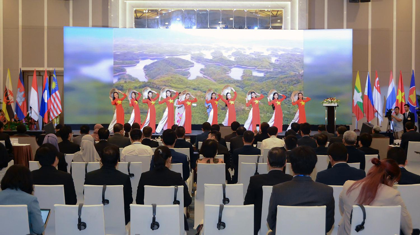 Hội nghị Bộ trưởng Giáo dục ASEAN lần thứ 12 được tổ chức tại Hà Nội. Hội nghị Bộ trưởng Giáo dục ASEAN lần thứ 12 được tổ chức tại Hà Nội.