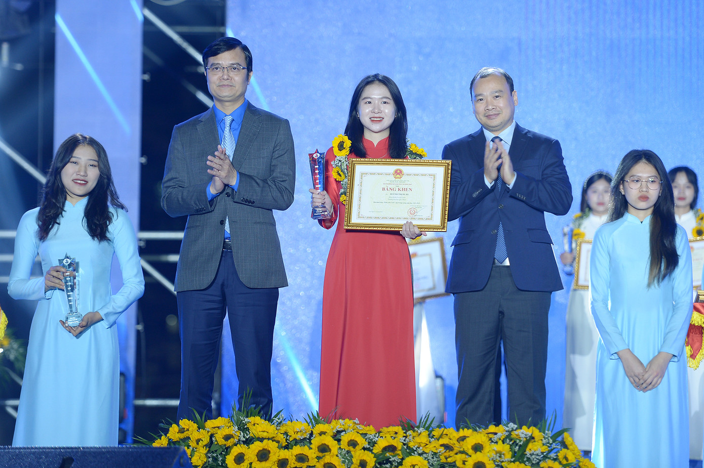 Anh Nguyễn Minh Triết và ông Lê Hải Bình tặng danh hiệu 'Sinh viên 5 tốt'.