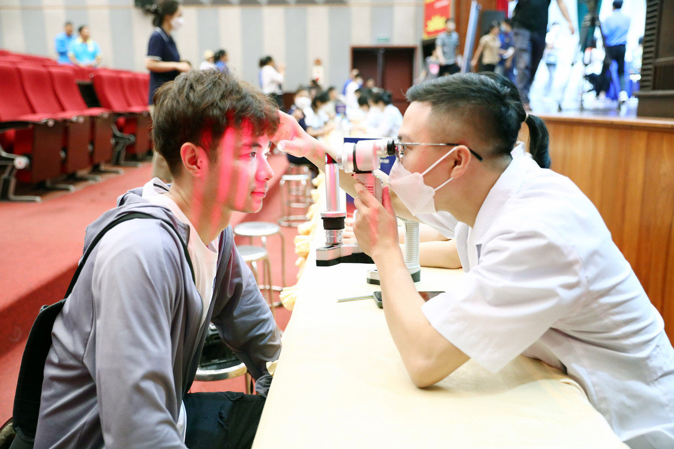 Hoạt động hỗ trợ khám, chữa bệnh cho thanh niên công nhân.