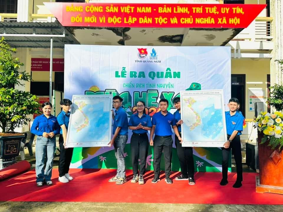 Tỉnh Đoàn, Hội Sinh viên tỉnh Quảng Ngãi đã trao tặng bản đồ Việt Nam tại chương trình. Tỉnh Đoàn, Hội Sinh viên tỉnh Quảng Ngãi đã trao tặng bản đồ Việt Nam tại chương trình.