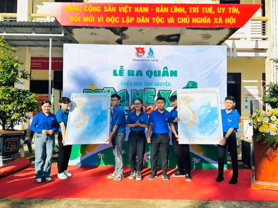 Tỉnh Đoàn, Hội Sinh viên tỉnh Quảng Ngãi đã trao tặng bản đồ Việt Nam tại chương trình.