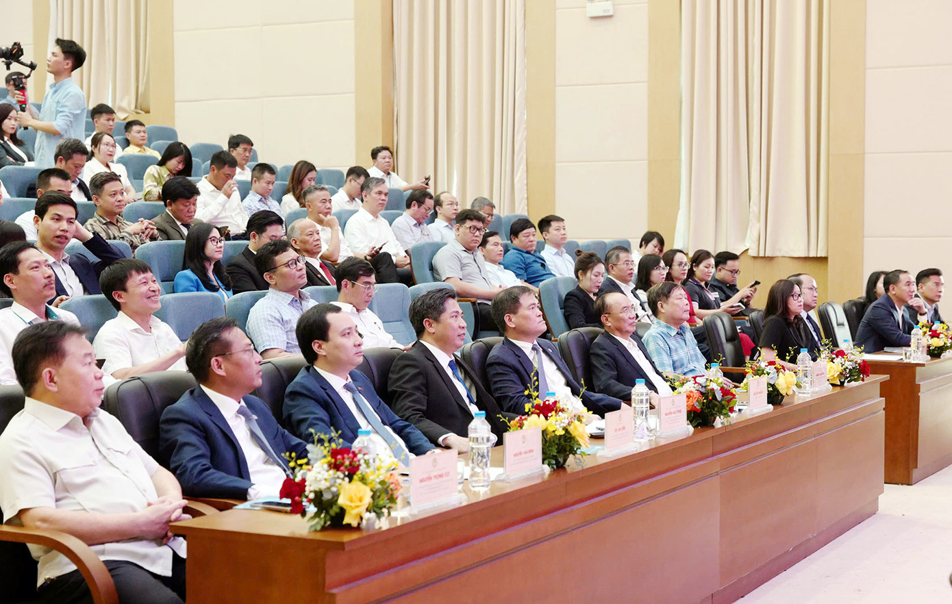 Các đại biểu tham dự chương trình.