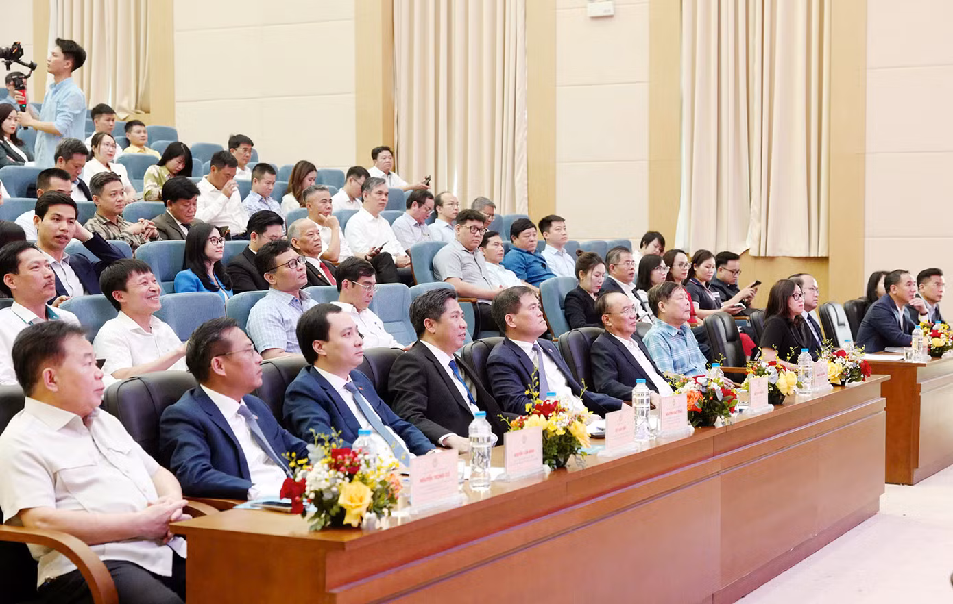 Các đại biểu tham dự chương trình.