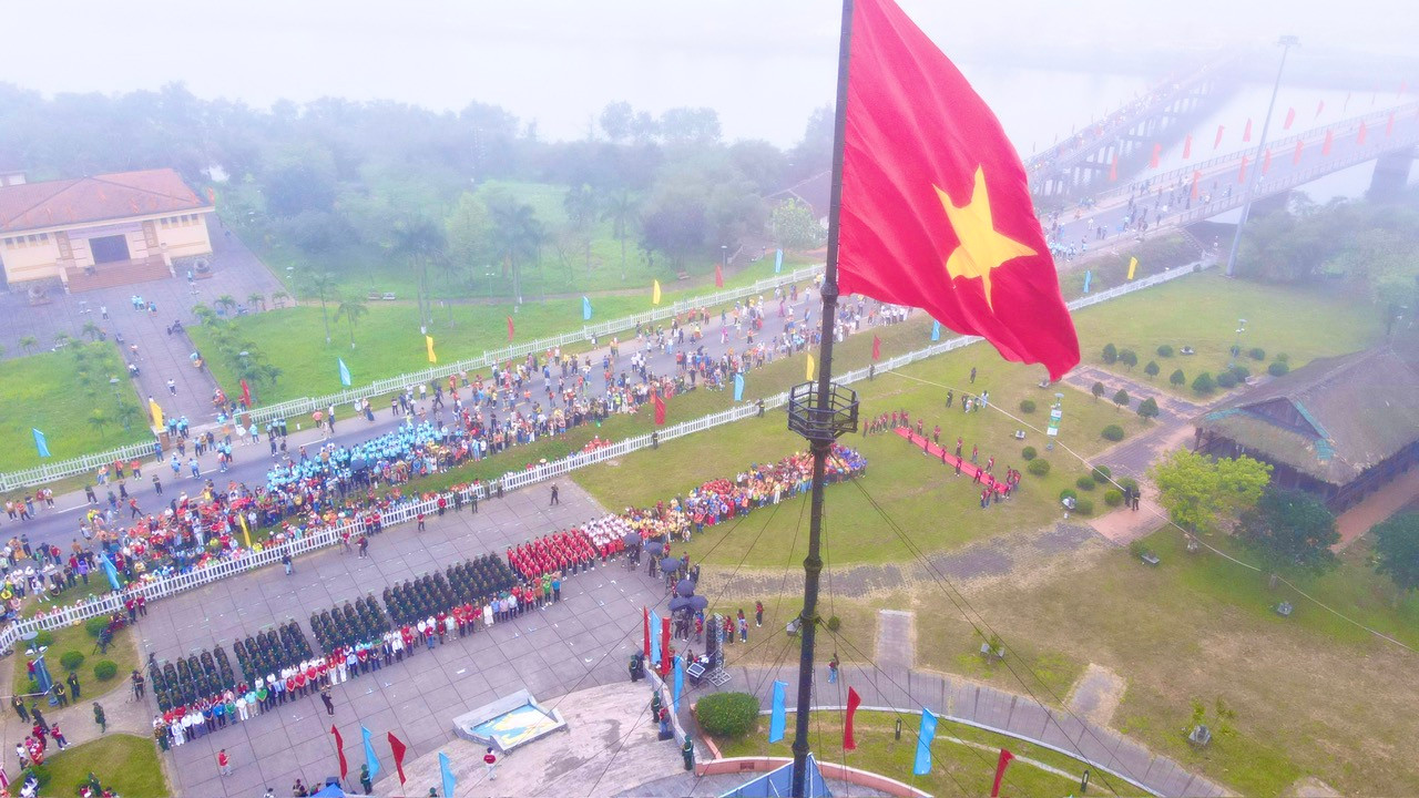 Lễ Thượng cờ Tổ quốc bên đôi bờ Hiền Lương - Bến Hải: Biểu tượng của hoà bình và thống nhất. Lễ Thượng cờ Tổ quốc bên đôi bờ Hiền Lương - Bến Hải: Biểu tượng của hoà bình và thống nhất.