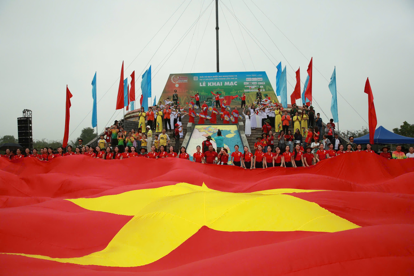 Lễ Thượng cờ Tổ quốc bên đôi bờ Hiền Lương - Bến Hải: Biểu tượng của hoà bình và thống nhất. Lễ Thượng cờ Tổ quốc bên đôi bờ Hiền Lương - Bến Hải: Biểu tượng của hoà bình và thống nhất.