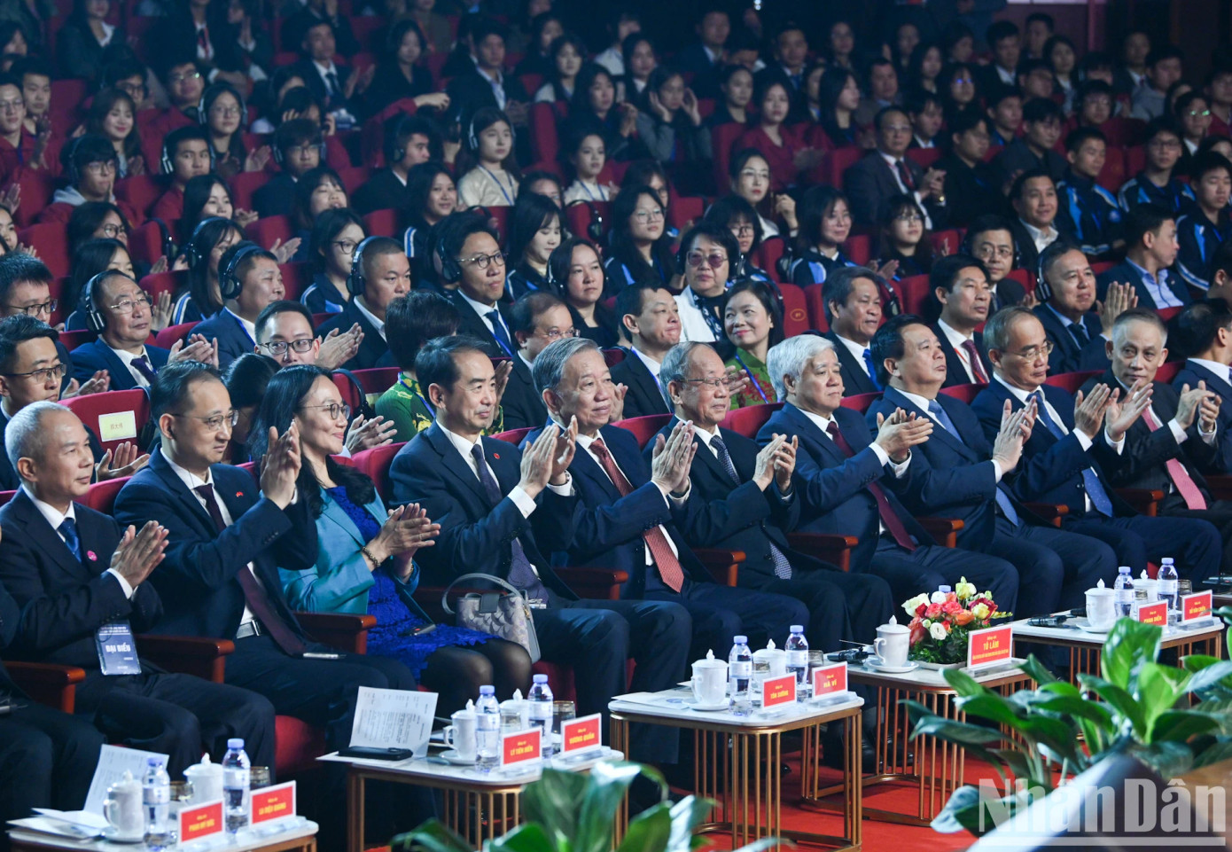 Tổng Bí thư Tô Lâm, Đại sứ Trung Quốc Hà Vĩ cùng các đồng chí lãnh đạo Đảng, Nhà nước và các đại biểu tại cuộc gặp gỡ. Ảnh: DUY LINH Tổng Bí thư Tô Lâm, Đại sứ Trung Quốc Hà Vĩ cùng các đồng chí lãnh đạo Đảng, Nhà nước và các đại biểu tại cuộc gặp gỡ. Ảnh: DUY LINH