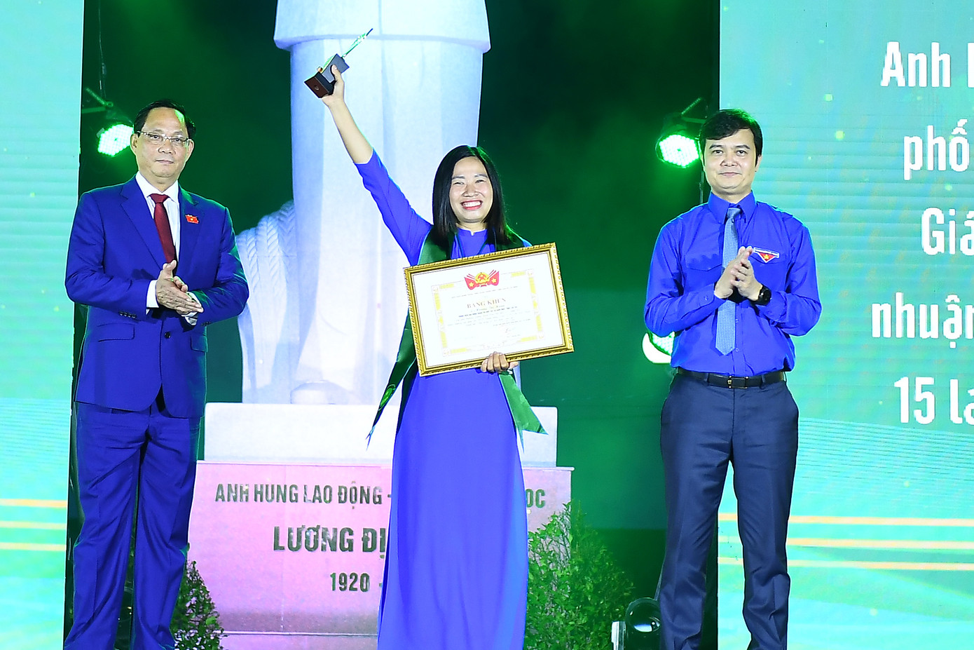 Chị Hoàng Thị Hoàn nhận Giải thưởng Lương Định Của năm 2023.