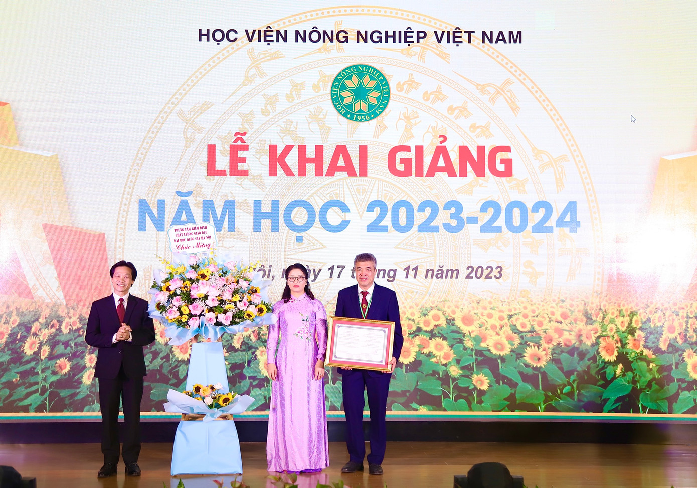 Trong khuôn khổ Lễ Khai giảng năm học 2023 - 2024, Học viện Nông nghiệp Việt Nam cũng vinh dự nhận giấy chứng nhận công nhận đạt tiêu chuẩn chất lượng giáo dục của Trung tâm Kiểm định chất lượng giáo dục (ĐHQG Hà Nội).