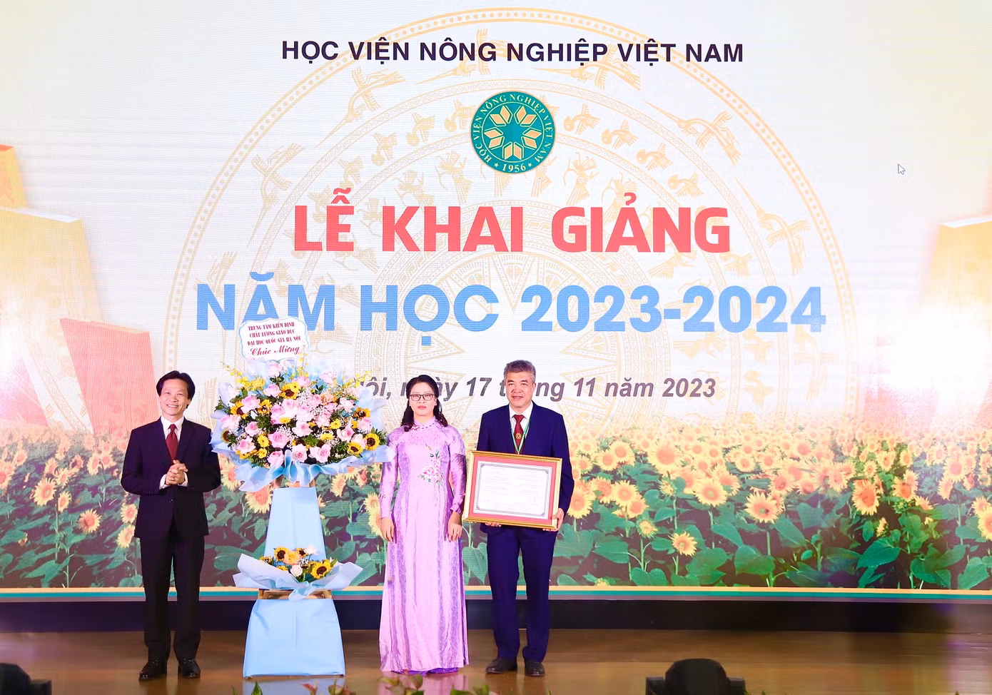 Trong khuôn khổ Lễ Khai giảng năm học 2023 - 2024, Học viện Nông nghiệp Việt Nam cũng vinh dự nhận giấy chứng nhận công nhận đạt tiêu chuẩn chất lượng giáo dục của Trung tâm Kiểm định chất lượng giáo dục (ĐHQG Hà Nội).