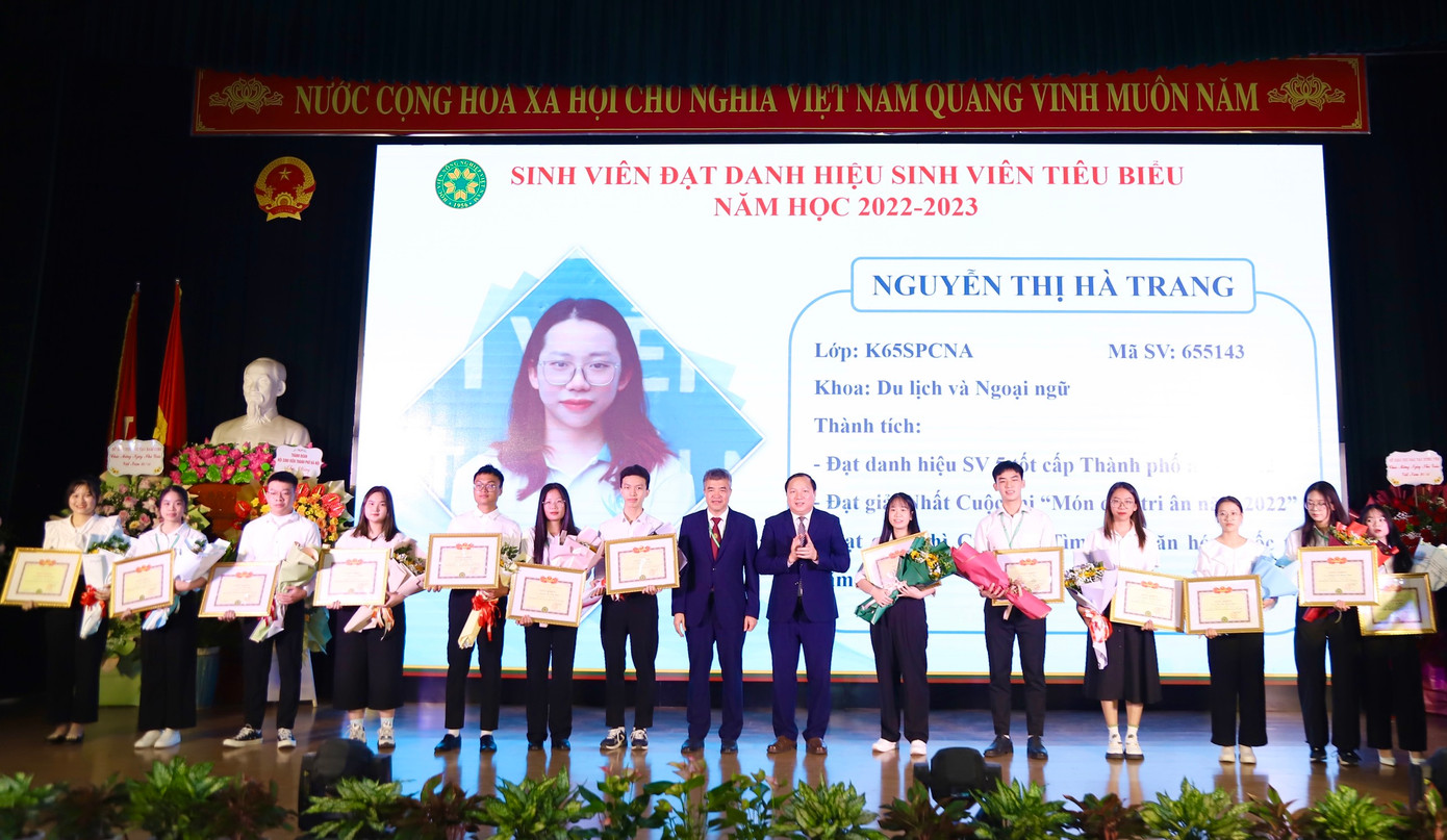 Những sinh viên ưu tú nhận học bổng từ lãnh đạo Học viện Nông nghiệp Việt Nam.